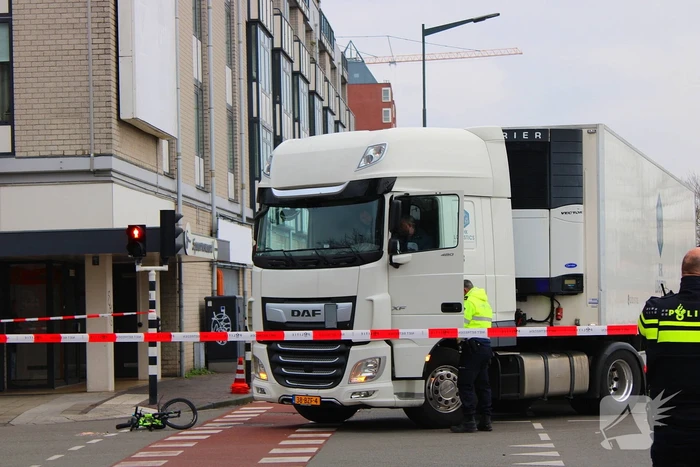 Kind op fiets aangereden door vrachtwagen