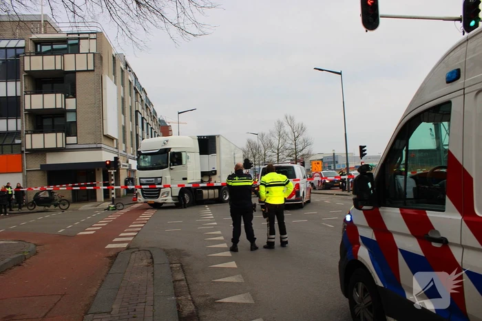 Kind op fiets aangereden door vrachtwagen