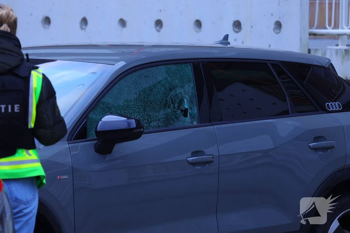 Meerdere schoten gelost auto beschadigd