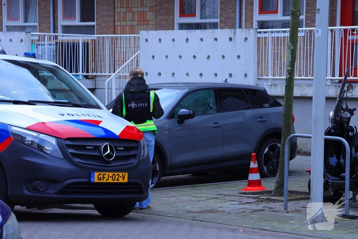 Meerdere schoten gelost auto beschadigd