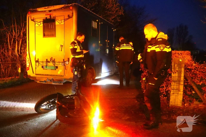 Scooterrijder geschept door paardentransporter