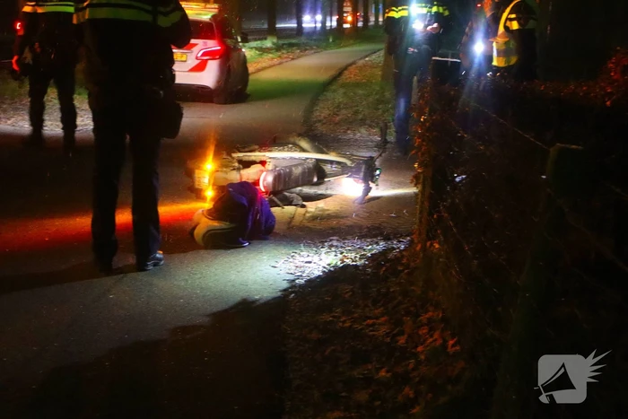 Scooterrijder geschept door paardentransporter
