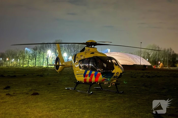 Bestuurder bestelbus rijdt met hoge snelheid in op fietser, ramt auto en slaat op de vlucht