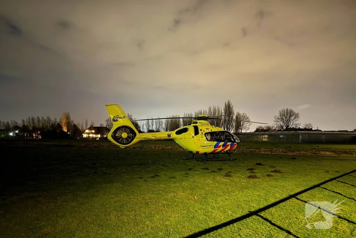 Bestuurder bestelbus rijdt met hoge snelheid in op fietser, ramt auto en slaat op de vlucht