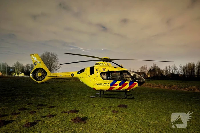 Bestuurder bestelbus rijdt met hoge snelheid in op fietser, ramt auto en slaat op de vlucht