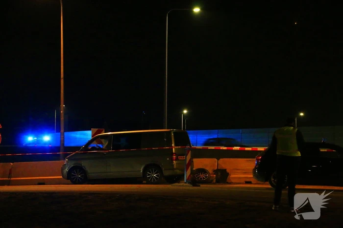 Bestuurder bestelbus rijdt met hoge snelheid in op fietser, ramt auto en slaat op de vlucht