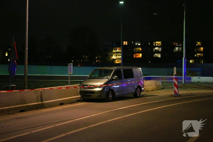 Bestuurder bestelbus rijdt met hoge snelheid in op fietser, ramt auto en slaat op de vlucht