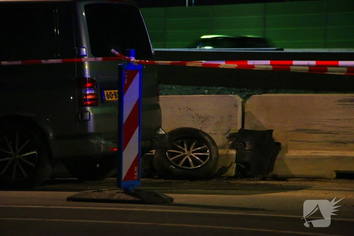 Bestuurder bestelbus rijdt met hoge snelheid in op fietser, ramt auto en slaat op de vlucht
