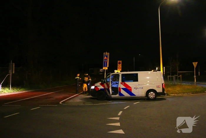 Bestuurder bestelbus rijdt met hoge snelheid in op fietser, ramt auto en slaat op de vlucht