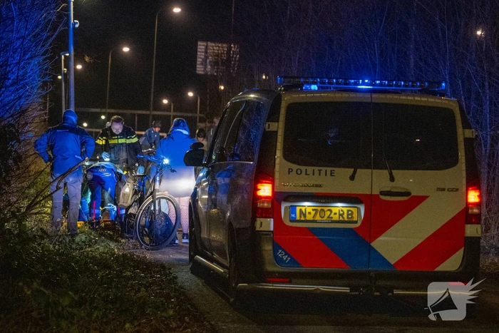 Bestuurder bestelbus rijdt met hoge snelheid in op fietser, ramt auto en slaat op de vlucht