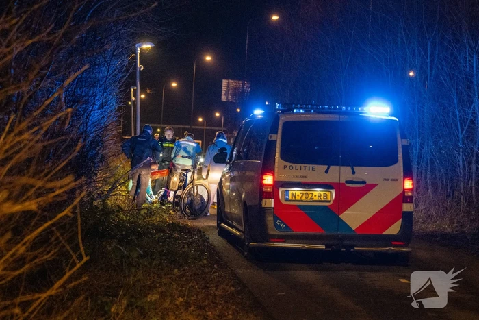 Bestuurder bestelbus rijdt met hoge snelheid in op fietser, ramt auto en slaat op de vlucht