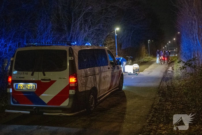 Bestuurder bestelbus rijdt met hoge snelheid in op fietser, ramt auto en slaat op de vlucht