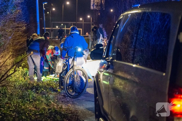Bestuurder bestelbus rijdt met hoge snelheid in op fietser, ramt auto en slaat op de vlucht