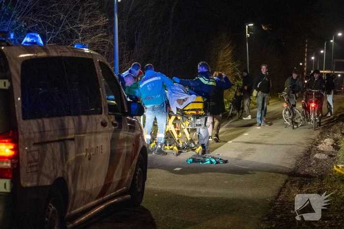Bestuurder bestelbus rijdt met hoge snelheid in op fietser, ramt auto en slaat op de vlucht