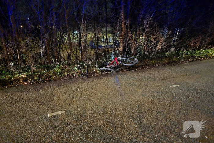 Bestuurder bestelbus rijdt met hoge snelheid in op fietser, ramt auto en slaat op de vlucht