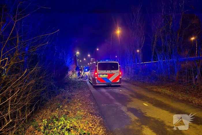Bestuurder bestelbus rijdt met hoge snelheid in op fietser, ramt auto en slaat op de vlucht