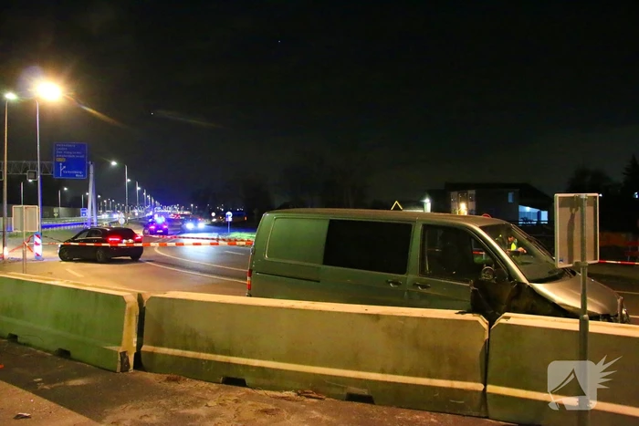 Bestuurder bestelbus rijdt met hoge snelheid in op fietser, ramt auto en slaat op de vlucht