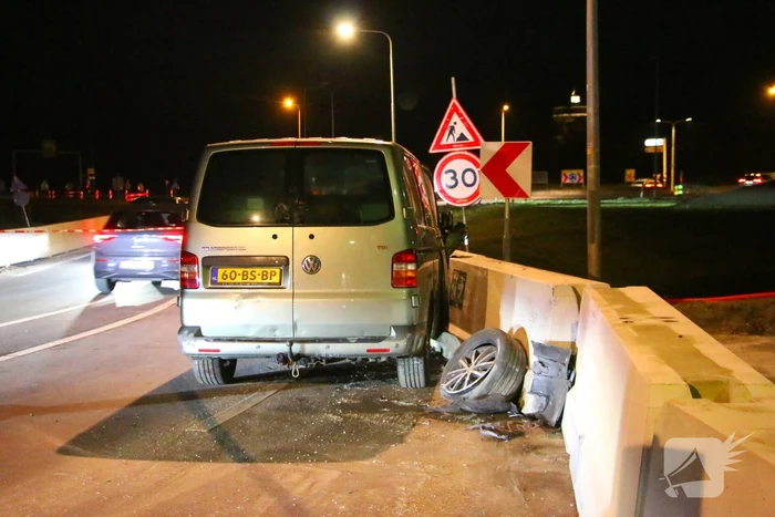 Bestuurder bestelbus rijdt met hoge snelheid in op fietser, ramt auto en slaat op de vlucht