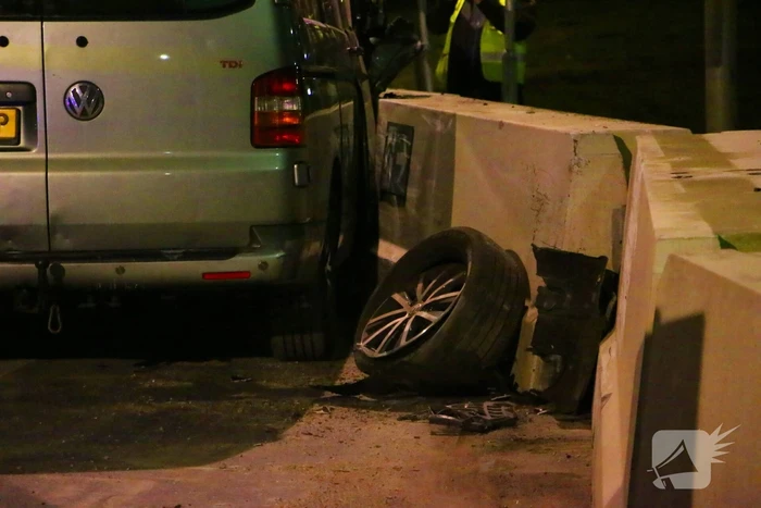 Bestuurder bestelbus rijdt met hoge snelheid in op fietser, ramt auto en slaat op de vlucht