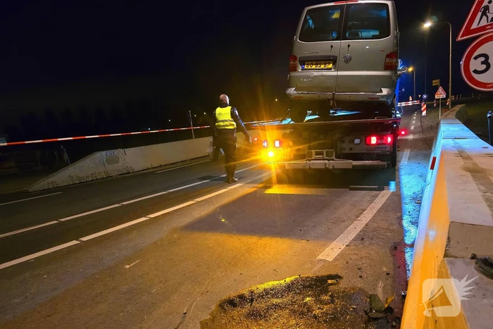 Bestuurder bestelbus rijdt met hoge snelheid in op fietser, ramt auto en slaat op de vlucht