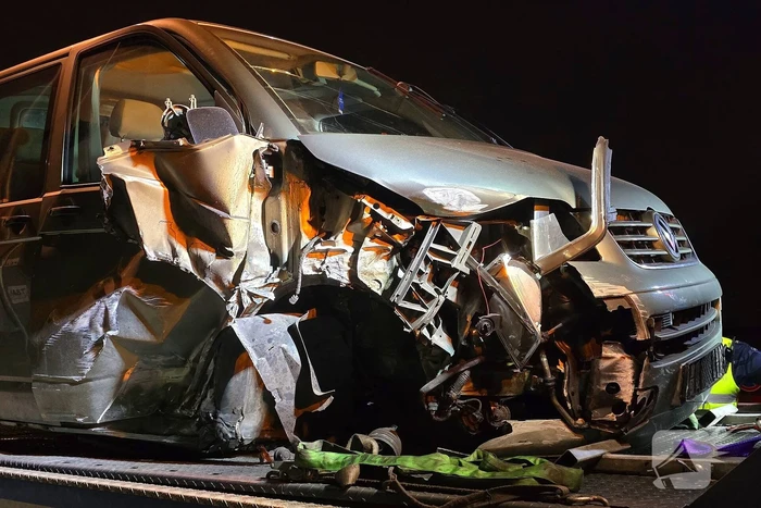 Bestuurder bestelbus rijdt met hoge snelheid in op fietser, ramt auto en slaat op de vlucht