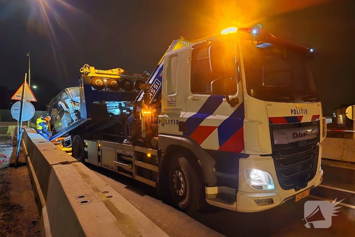 Bestuurder bestelbus rijdt met hoge snelheid in op fietser, ramt auto en slaat op de vlucht