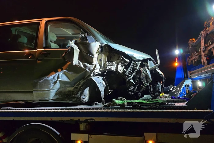 Bestuurder bestelbus rijdt met hoge snelheid in op fietser, ramt auto en slaat op de vlucht