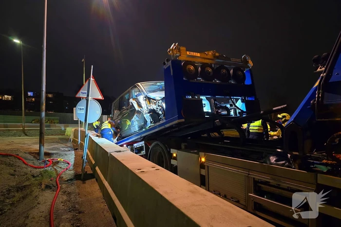 Bestuurder bestelbus rijdt met hoge snelheid in op fietser, ramt auto en slaat op de vlucht