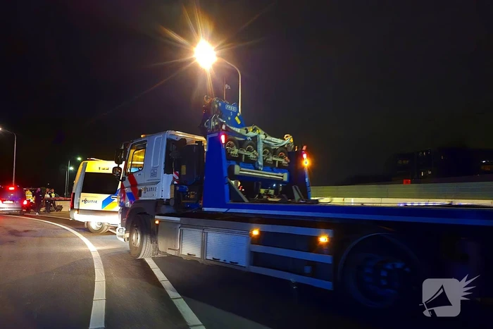 Bestuurder bestelbus rijdt met hoge snelheid in op fietser, ramt auto en slaat op de vlucht