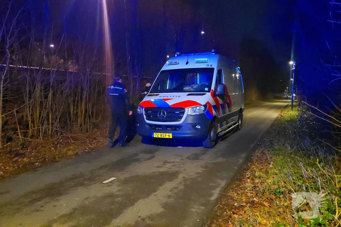 Bestuurder bestelbus rijdt met hoge snelheid in op fietser, ramt auto en slaat op de vlucht