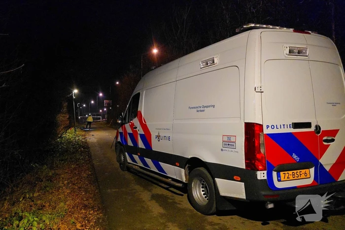 Bestuurder bestelbus rijdt met hoge snelheid in op fietser, ramt auto en slaat op de vlucht