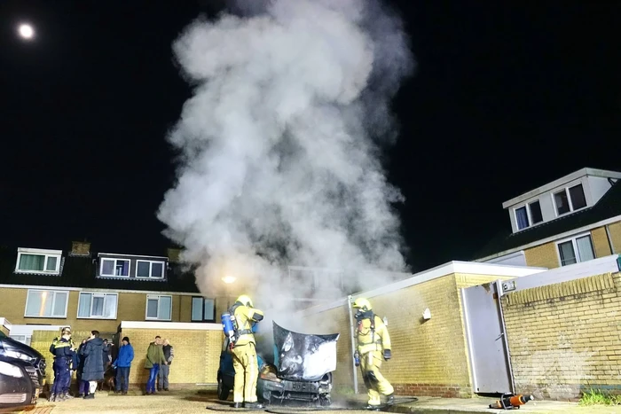 Voertuig zwaar beschadigd door brand