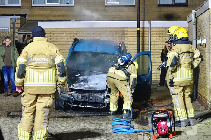 Voertuig zwaar beschadigd door brand