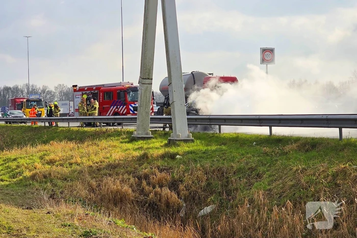 Personenwagen vlieg op snelweg in brand