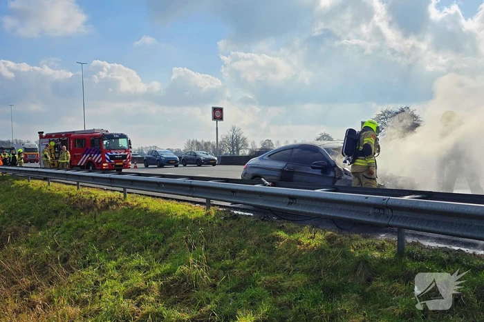 Personenwagen vlieg op snelweg in brand