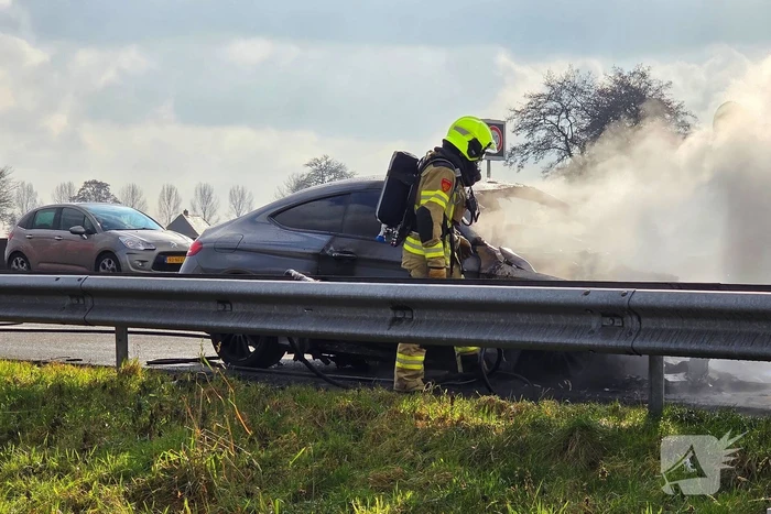 Personenwagen vlieg op snelweg in brand