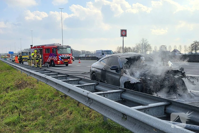 Personenwagen vlieg op snelweg in brand