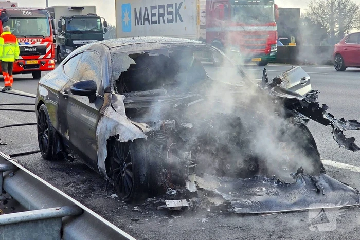 Personenwagen vlieg op snelweg in brand