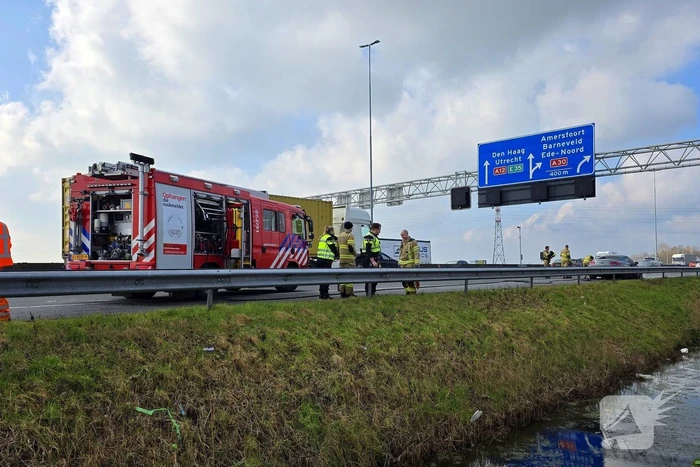 Personenwagen vlieg op snelweg in brand