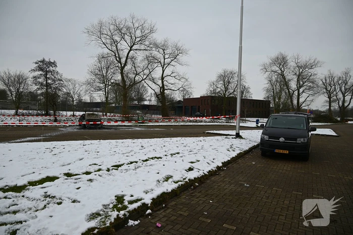 Onderzoek bij uitgebrande auto