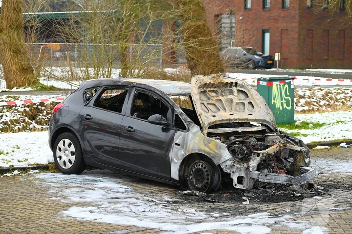 Onderzoek bij uitgebrande auto