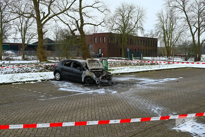 Onderzoek bij uitgebrande auto