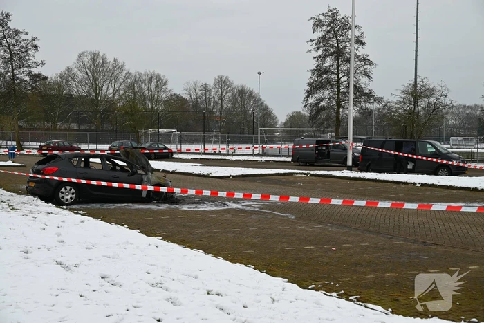 Onderzoek bij uitgebrande auto
