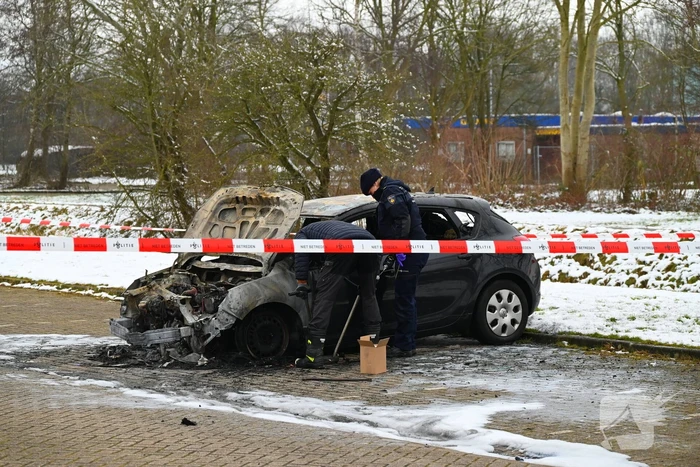 Onderzoek bij uitgebrande auto