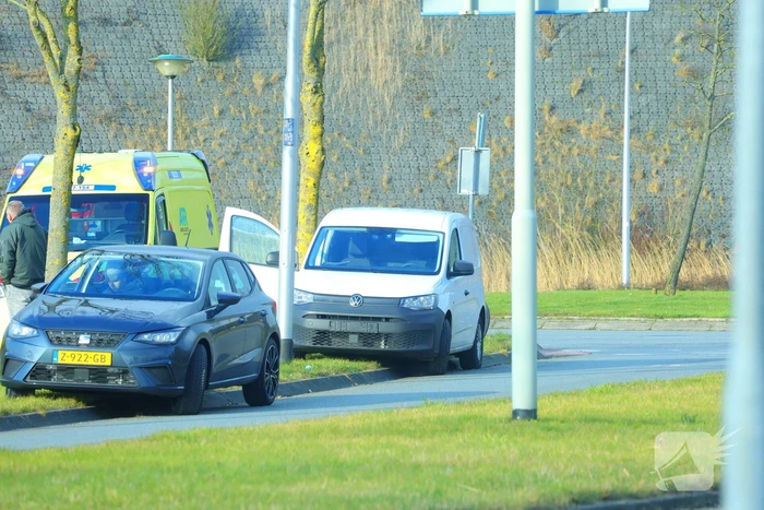 Fietser aangereden door bestelbus
