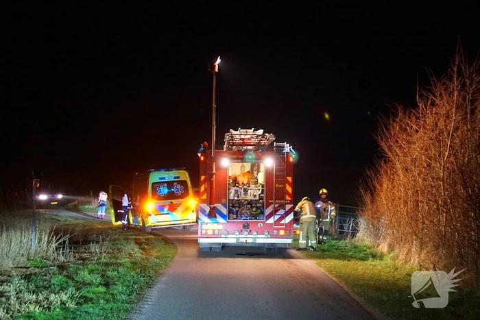 Dronken bestuurder belandt met auto op zijkant in berm