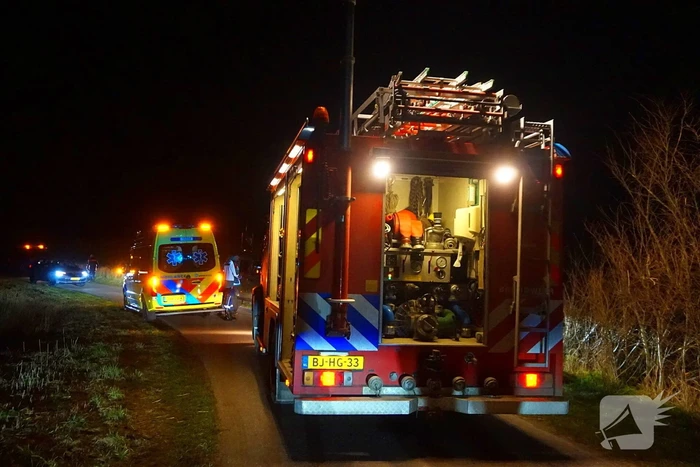 Dronken bestuurder belandt met auto op zijkant in berm
