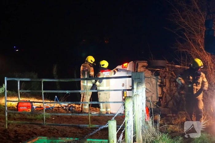 Dronken bestuurder belandt met auto op zijkant in berm