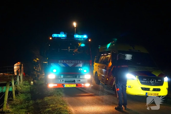 Dronken bestuurder belandt met auto op zijkant in berm