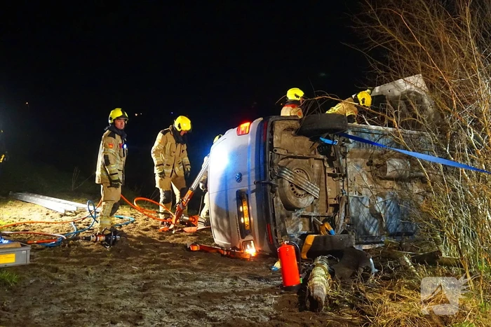 Dronken bestuurder belandt met auto op zijkant in berm